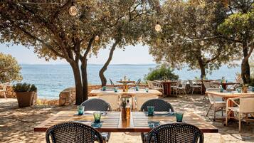 4 restaurants, breakfast, lunch served; local and international cuisine