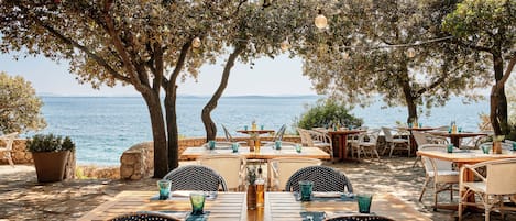 4 restaurants, spécialités Cuisine locale et internationale