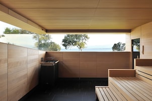 Una cocina moderna con armarios de madera, estufa integrada y vistas al exterior.