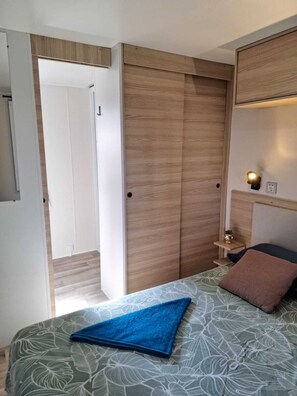 3 bedrooms, bed sheets - Luxury mobile home at "Mar Estang" campsite in Canet-en-Roussillon (Canet-en-Roussillon)