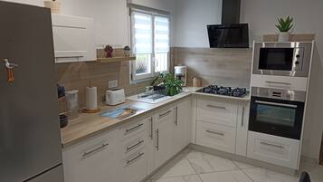 Geladeira, micro-ondas, fogĂŁo, cooktop