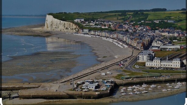 A coastal town with a prominent white cliff, a marina with boats, and a mix of residential and commercial buildings. - Country cottage near the Baie de Somme - Le Clos de R & R (Cambron)