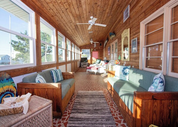 Smart TV, DVD player, books, stereo