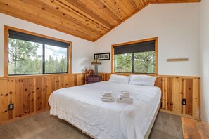 3 bedrooms, travel crib, WiFi, bed sheets