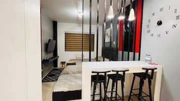 Studio Standar, Bebas Asap Rokok, kamar mandi pribadi | Area keluarga | Smart TV