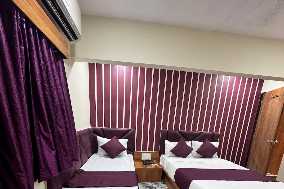 Deluxe Triple Room | Desk, laptop workspace, free WiFi