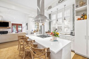 冷蔵庫、電子レンジ、オーブン、コンロ