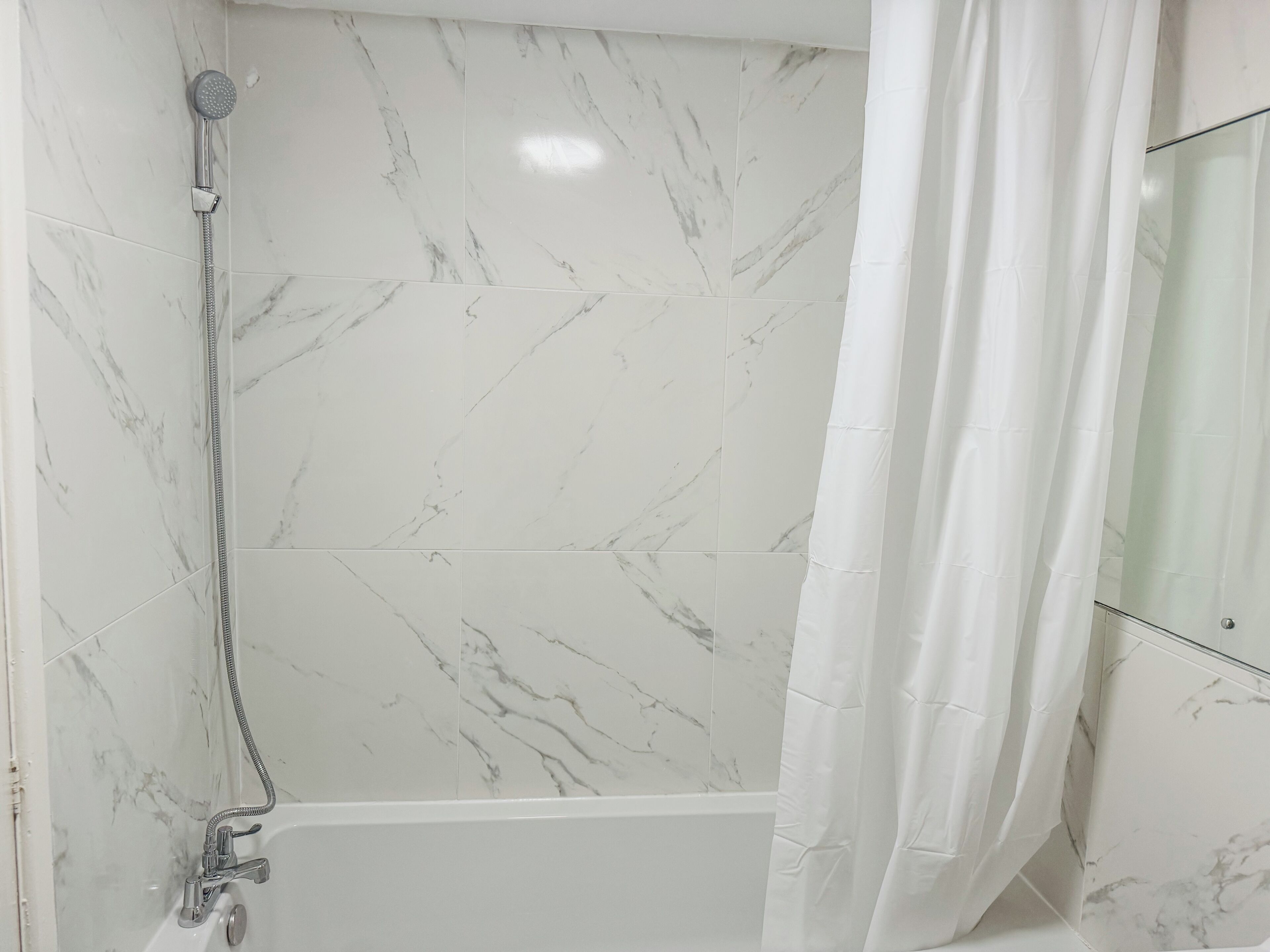 Studio | Bathroom | Shower, hair dryer, towels