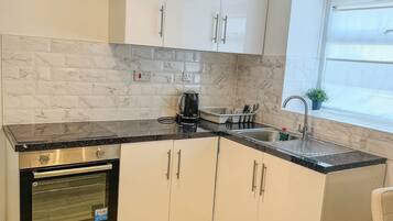 Studio | Private kitchen | Fridge, microwave, oven, stovetop