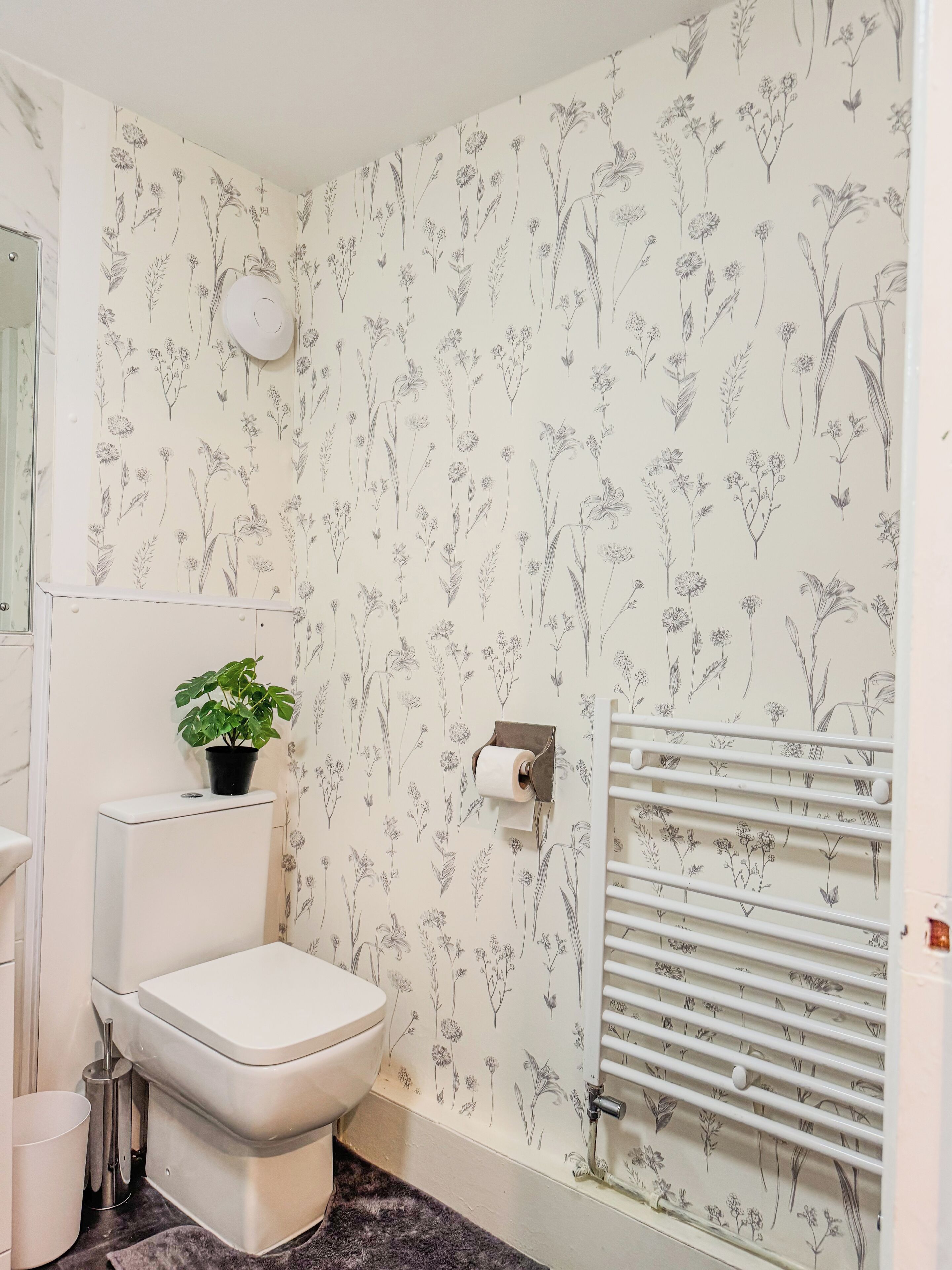Studio | Kamar mandi | Shower, pengering rambut,  dan handuk