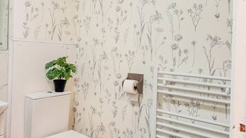 Studio | Kamar mandi | Shower, pengering rambut, dan handuk