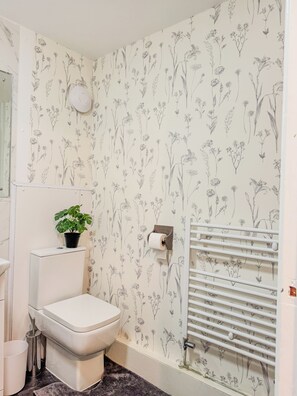 Studio | Badezimmer | Dusche, Haartrockner, Handtücher