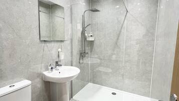 Apartemen | Kamar mandi | Shower, handuk, dan tisu toilet