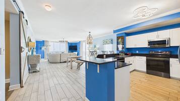 Een koelkast, een microgolfoven, een oven, een kookplaat