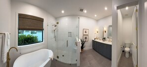 Chuveiro, banheira de hidromassagem, secador de cabelo, toalhas de banho