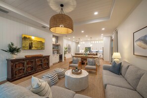 TV - Coastal Luxury Home with Pool, Spa & Gourmet Kitchen (Naples)