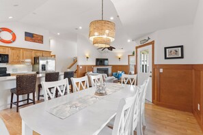 Dining - CNU At The Beach: Bonus Room | Central Location (Kill Devil Hills)