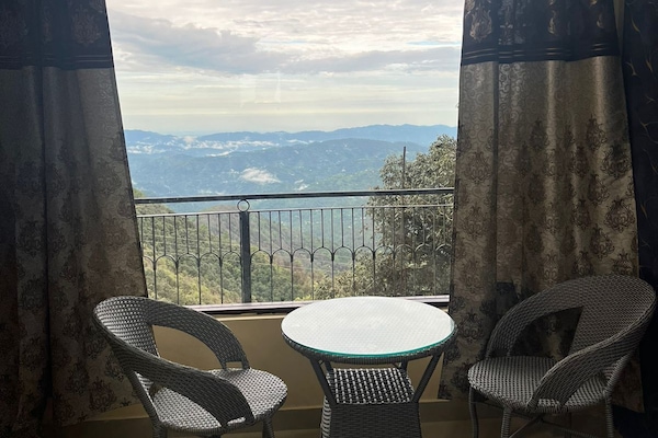 Habitació individual superior, vistes a la muntanya | Zona de menjador de l'habitació