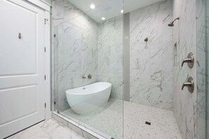 Douche, séchoir à cheveux, serviettes fournies, shampooing