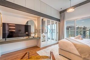 Een kluis op de kamer, een strijkplank/strijkijzer, gratis wifi