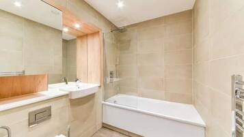 Apartment | Bathroom | Shower, towels, toilet paper