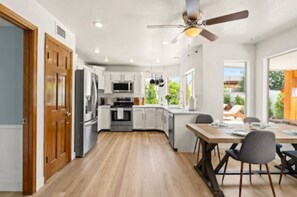 Réfrigérateur, four à micro-ondes, un four, surface de cuisson