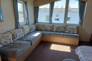 Een televisie en een open haard