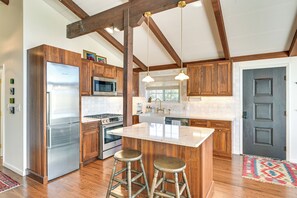 Fridge, microwave, stovetop, dishwasher - Cozy Mtn-View Chalet < 2 Mi to Windham Slopes (Windham)