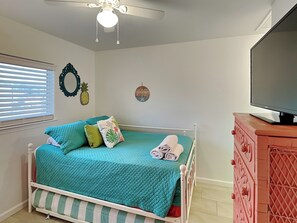 2 bedrooms, iron/ironing board, internet, bed sheets