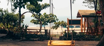 Basho Beach Huts & Cafe 