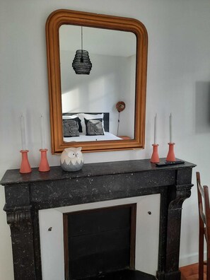 Habitación doble Confort, vista a la ciudad | Cortinas blackout, insonorización y wifi gratis 