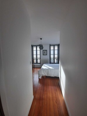 Habitación doble Confort, vista a la ciudad | Cortinas blackout, insonorización y wifi gratis 