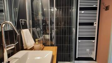 Comfort Room | Blackout drapes, soundproofing, free WiFi