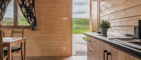 Kühlschrank, Herdplatte, Wasserkocher mit Kaffee-/Teezubehör, Toaster