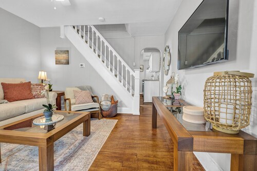 Beaver Street Retreat: Charming 2-bedroom townhome