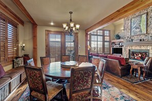 Dining - Owl Lodge: Luxurious 5-Bedroom Alpine Retreat, Steps from Steamboat Resort! (Steamboat Springs)