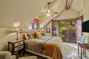 5 bedrooms, desk, Internet, bed sheets