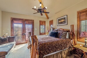 5 bedrooms, desk, Internet, bed sheets - Owl Lodge: Luxurious 5-Bedroom Alpine Retreat, Steps from Steamboat Resort! (Steamboat Springs)