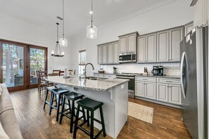 コーヒー / ティーメーカー、トースター、ダイニングテーブル、キッチンカウンター