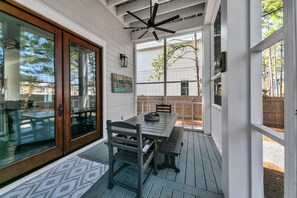 屋外ダイニングエリア