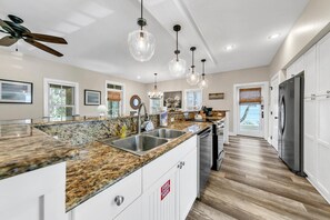 Cafetera/tetera, tostadora, mesa de comedor