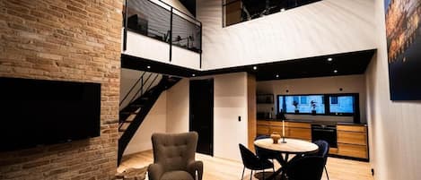 Luxe appartement, patio | Woonruimte | Een televisie