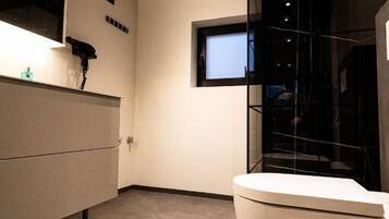 Luxury-Apartment, Terrasse | Badezimmer