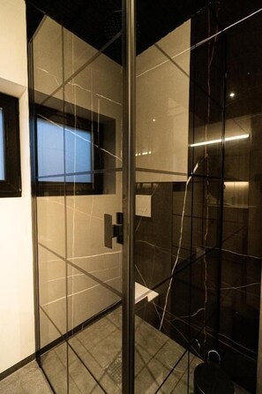 Departamento de lujo, patio | Regadera en el baño