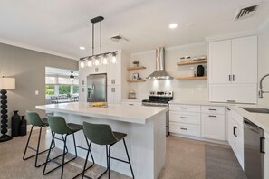 Fridge, oven, stovetop, dishwasher