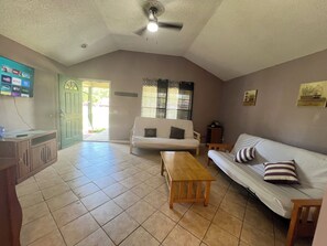 Smart TV, books - Updated to 6 beds.Near I-95,scenic train station.Cumberland.
kingbay.GA. Beaches (Kingsland)