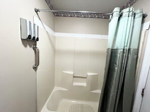 Asciugamani, sapone, shampoo, carta igienica