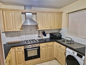 Maison | Cuisine privée | Réfrigérateur, micro-ondes, four, plaque de cuisson