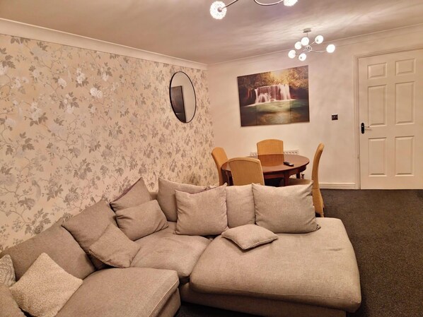 House | Living area | TV - Maidstone Holiday Apartment 3 Bedrooms Free Sports Sleeps 7 (Maidstone)