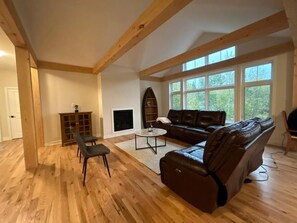 Smart TV, fireplace - Brand New spacious & beautiful cottage in Northern Lights - Huntsville, Muskoka (Lake of bays)